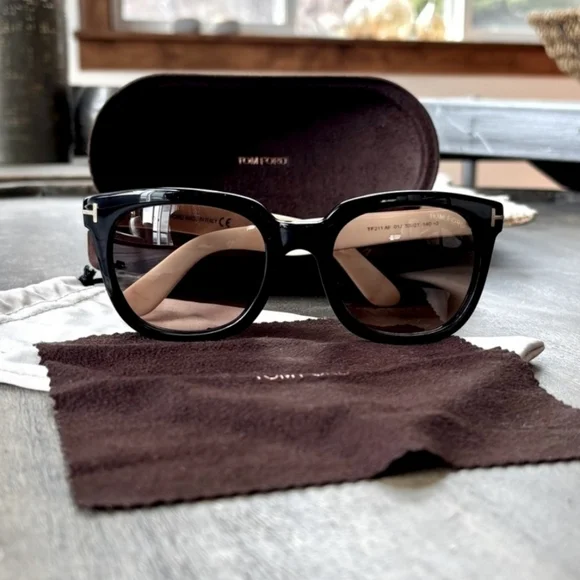 Tom Ford Sunglasses Black With Ivory Colored Arms, Gold Accents, Made In Italy - Picture 5 of 11